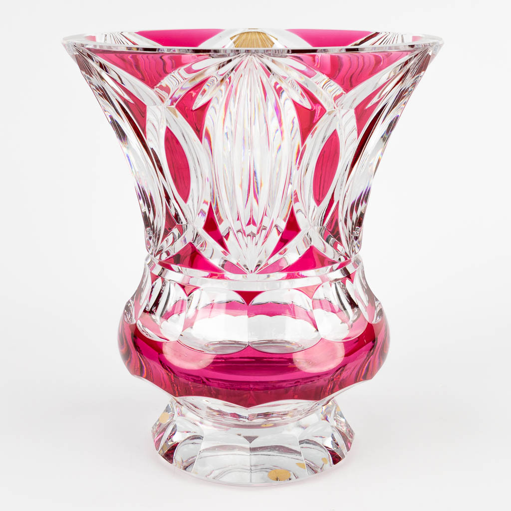 Val Saint Lambert, een grote geslepen en gekleurde kristallen vaas. 72/659. (H:29 x D:25 cm)