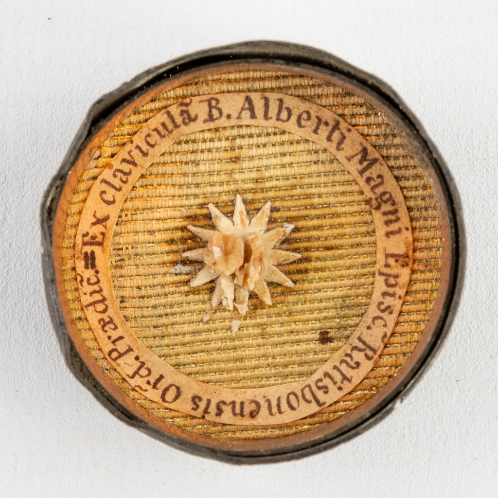 Een theca met relikwie: Nemphi Partem Clavicula Beati Alberti Magni, Ratisbonensis episcopi
