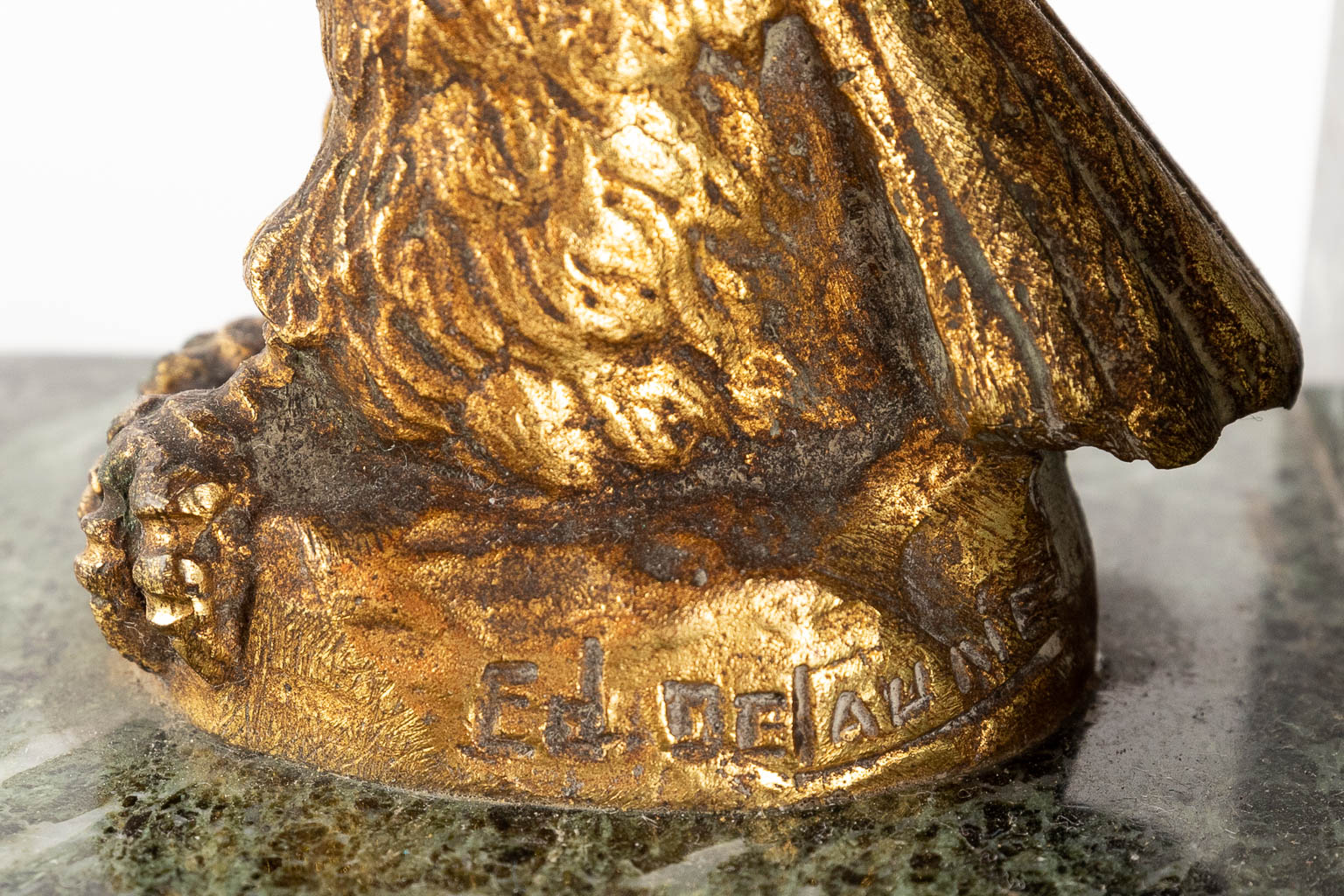 Een paar boekensteunen, brons en marmer, getekend De Laune. Circa 1900. (D:13,5 x W:8,5 x H:18 cm)