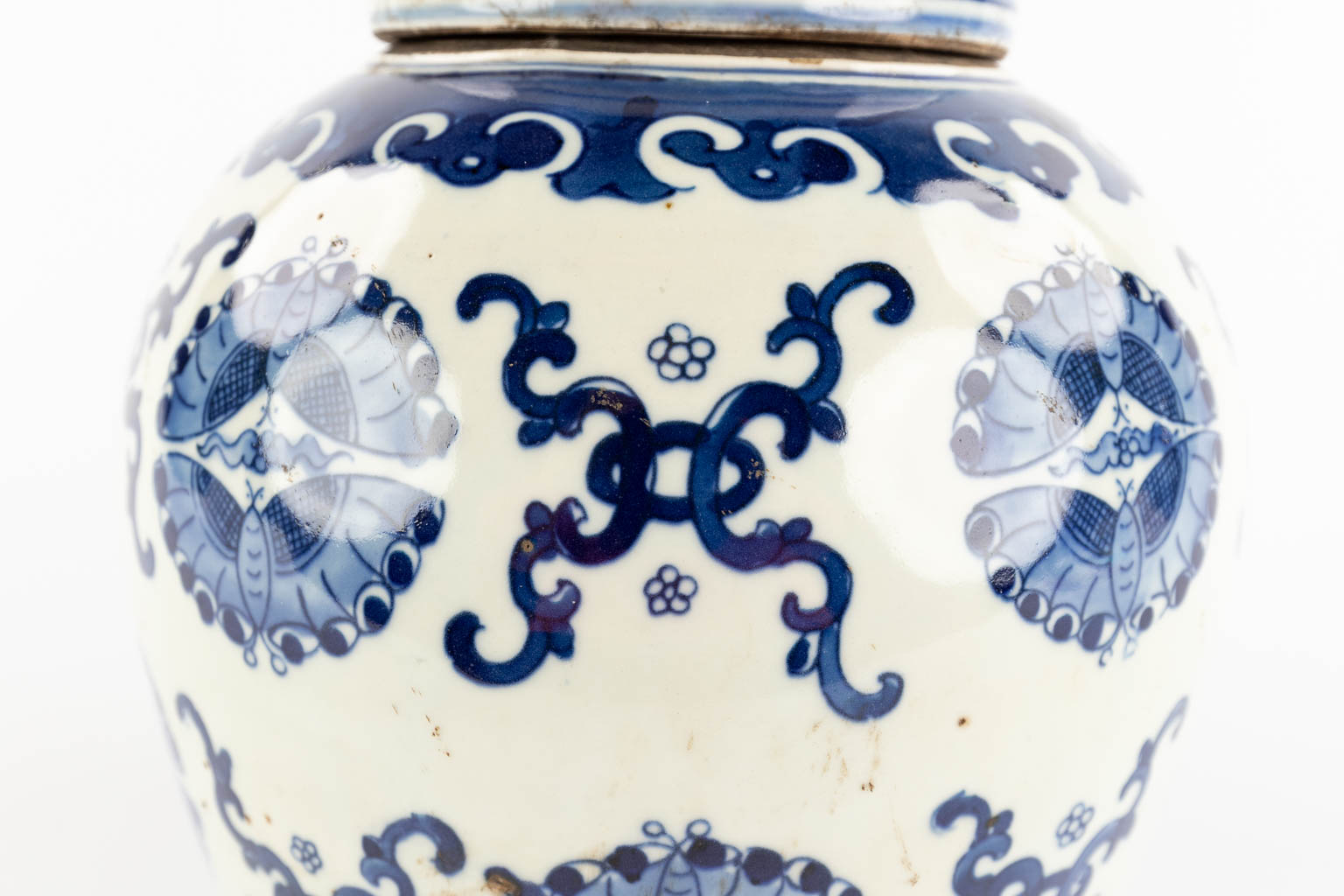 A Chinese ginger jar, decorated with butterflies, export porcelain for the Middle Eastern market. 19th C. (H:26 x D:23 cm)