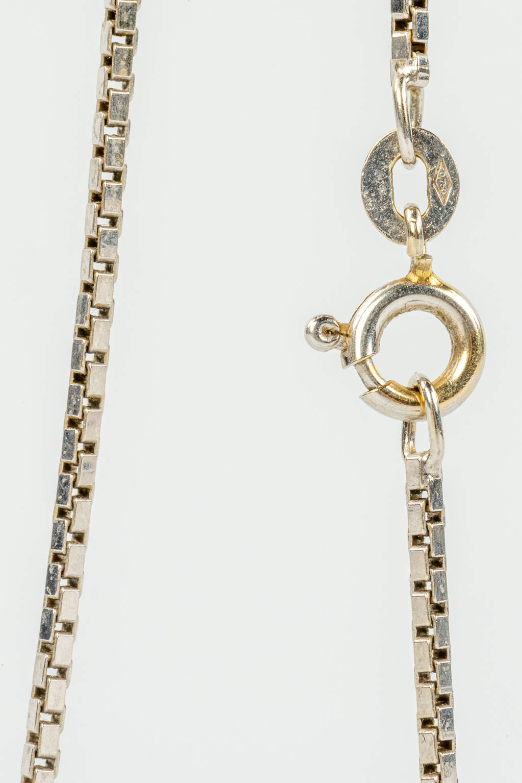 Een hanger met halsketting, een saffier omgeven door diamanten. Gewicht Saffier: 1,25 karaat 