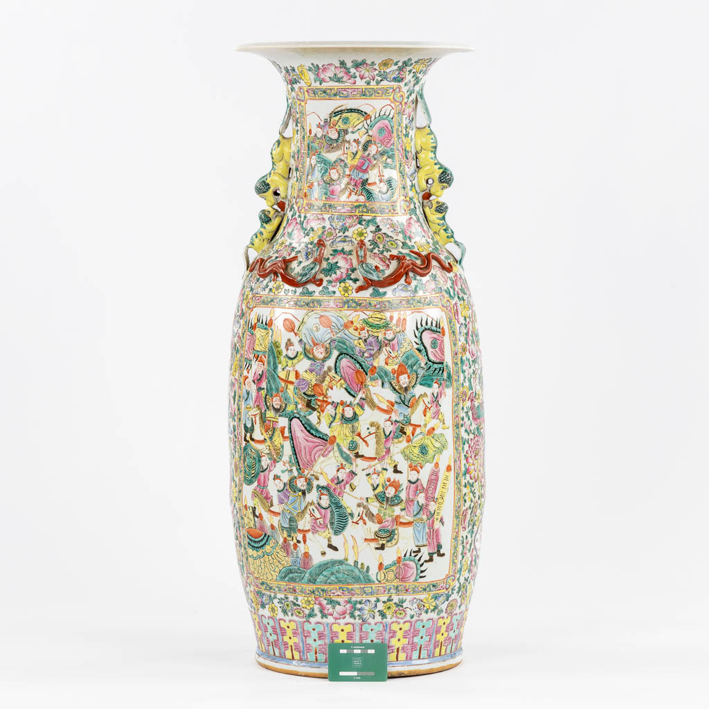 Een grote Chinese Famille Rose vaas met decor van figuren (barst). (H:91 x D:38 cm)