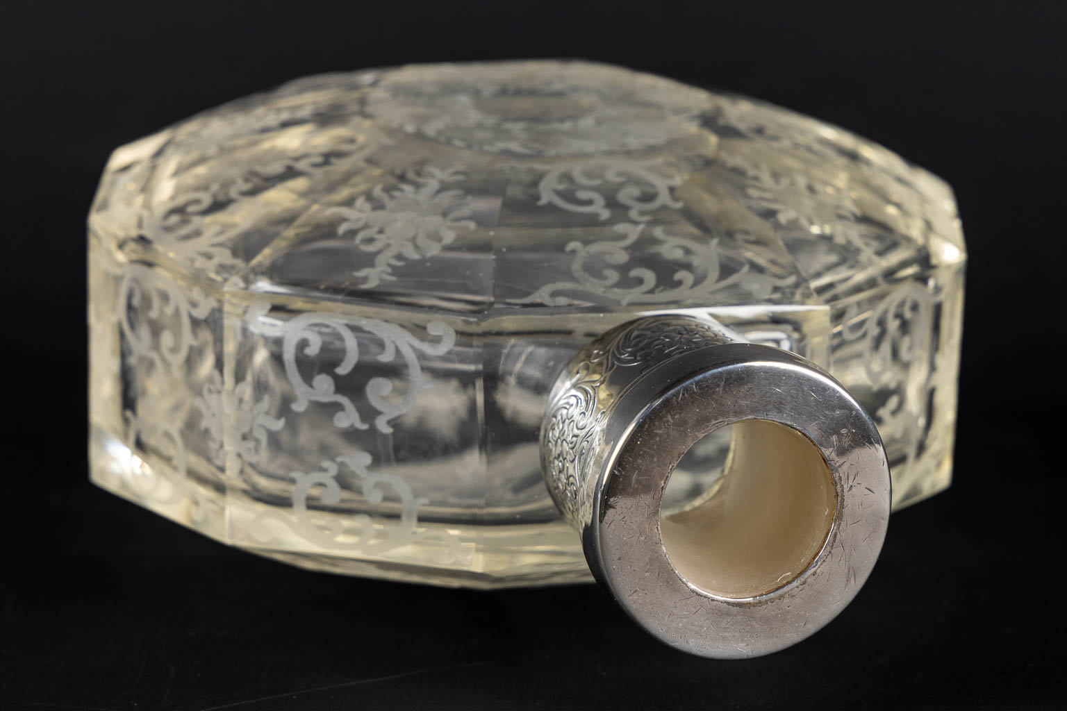 A perfume bottle, etched and mounted with a silver collar, glass. 19th C. (L:8 x W:17 x H:26,5 cm)