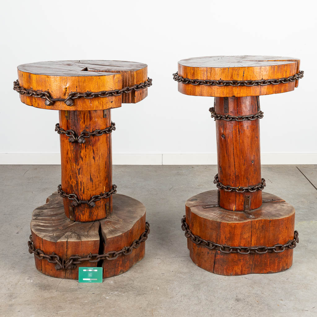 Een paar bijzettafels gemaakt uit hout gemonteerd met kettingen in brutalistische stijl. (H:75cm)