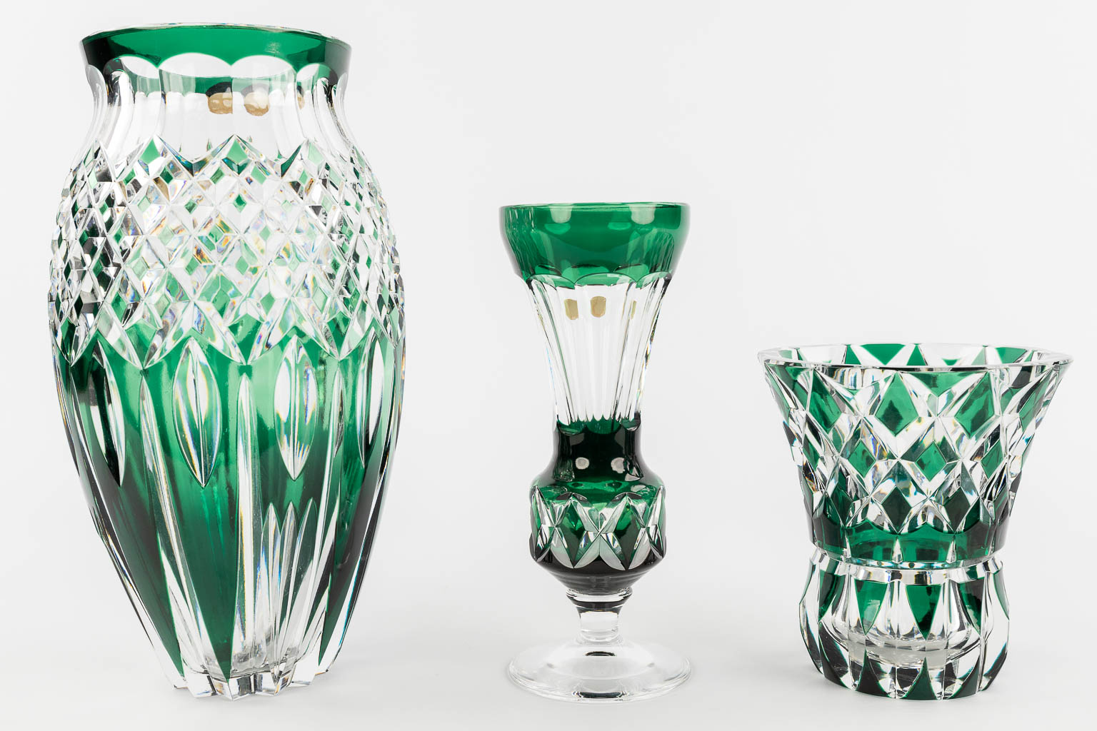 Val Saint Lambert, een collectie van 3 vazen, groen geslepen kristal. (H: 30 x D: 15 cm)