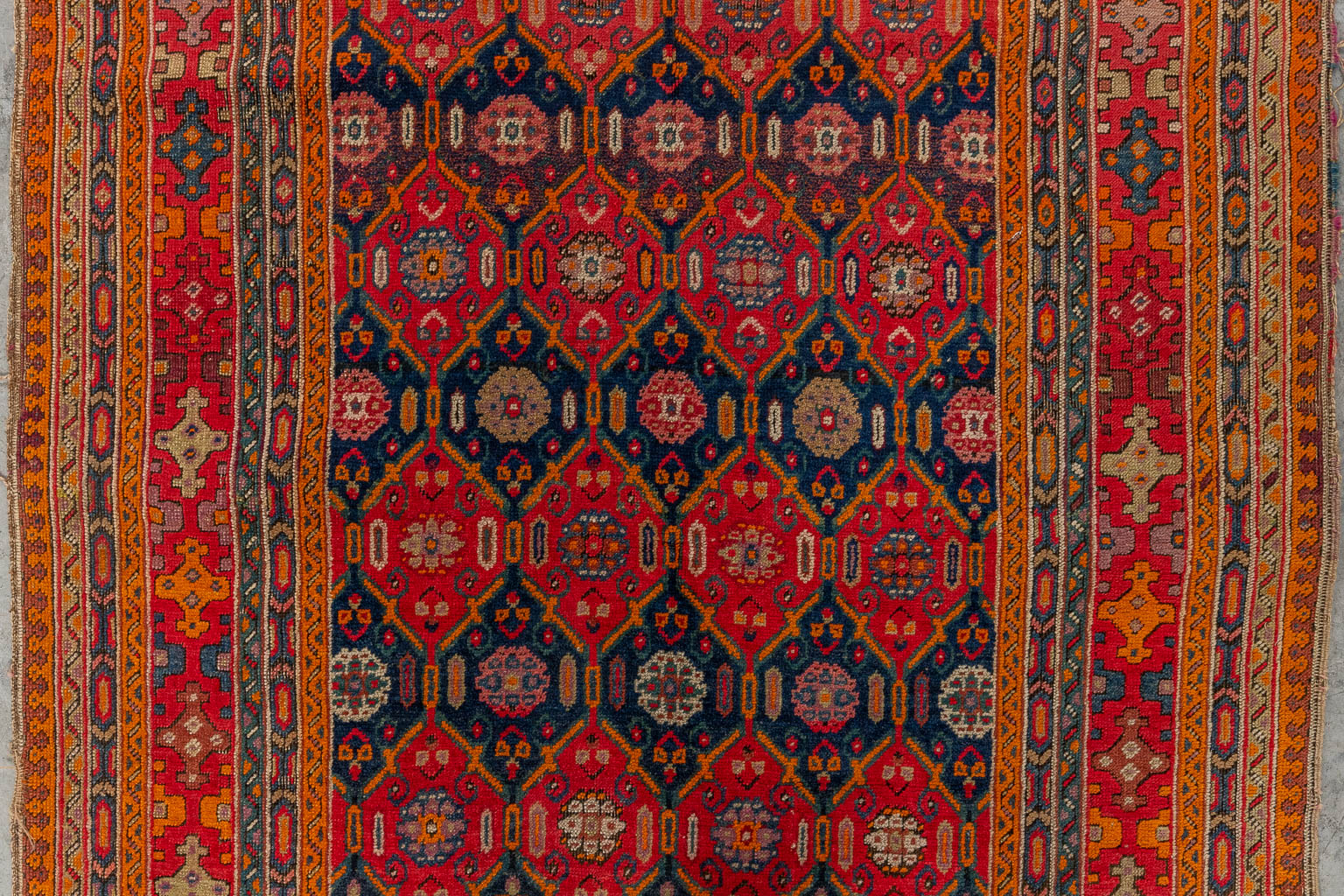 Een Oosters handgeknoopt tapijt, Karabach. (D:290 x W:128 cm)