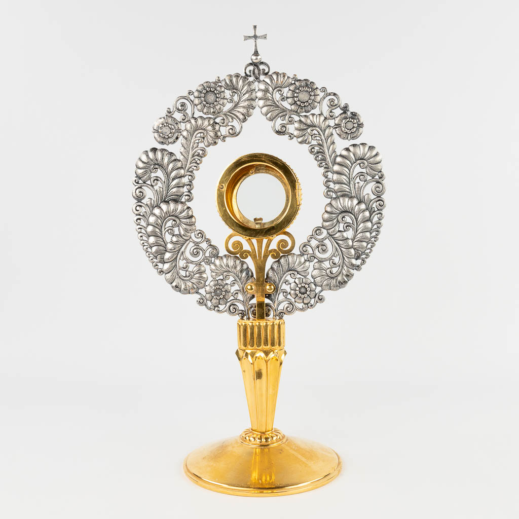 A modernist monstrance, silver-plated decorated with flowers and branches. 20th C. (L:18 x W:28 x H:50 cm)