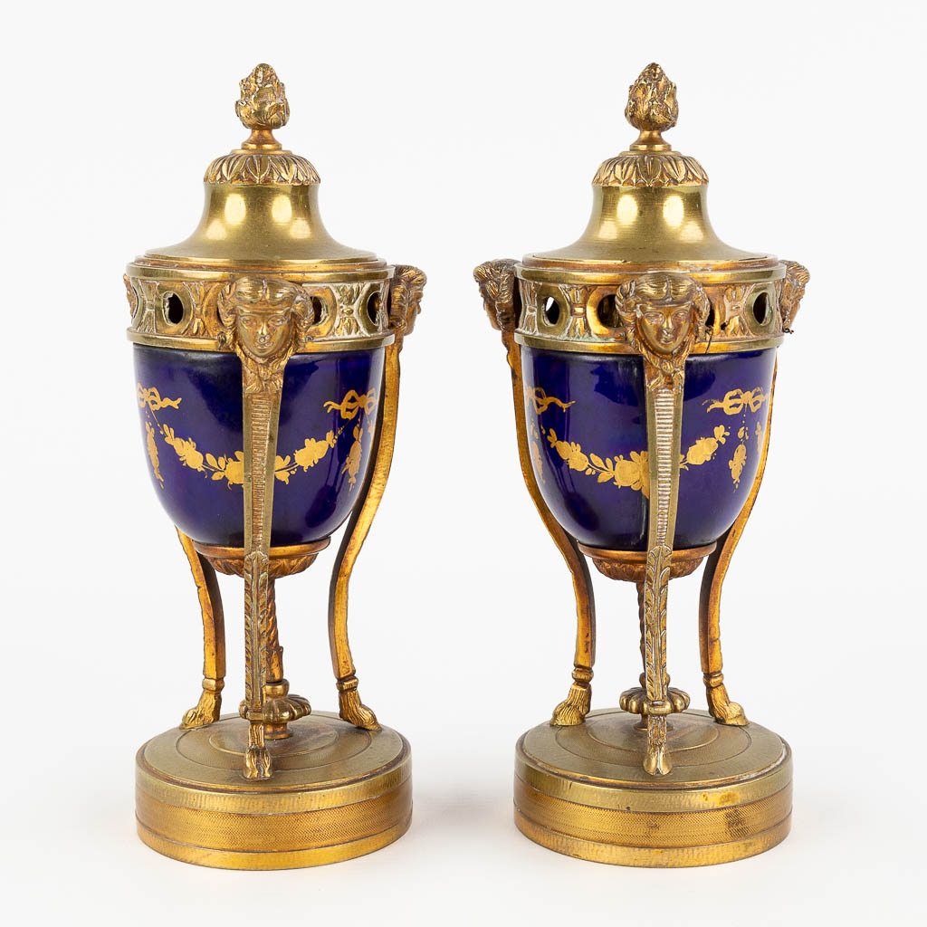 A pair of reversible cassolettes and candlesticks, Sèvres porcelain bowl in a bronze frame. 19th C. (H: 21 x D: 7,5 cm)