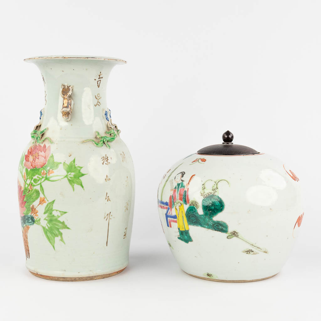 Een Chinese vaas en een dekselvaas, met decor van fauna en flora en hofdames. 19de/20ste eeuw. (H: 34 x D: 18 cm)