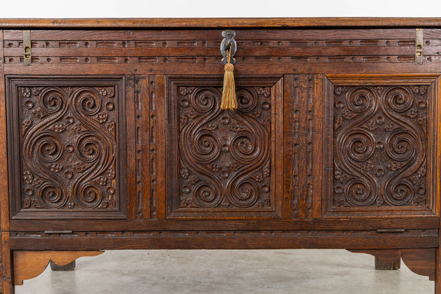 Een kist met houtgesculpteerde panelen. 19de eeuw. (L:56 x W:120 x H:72 cm)