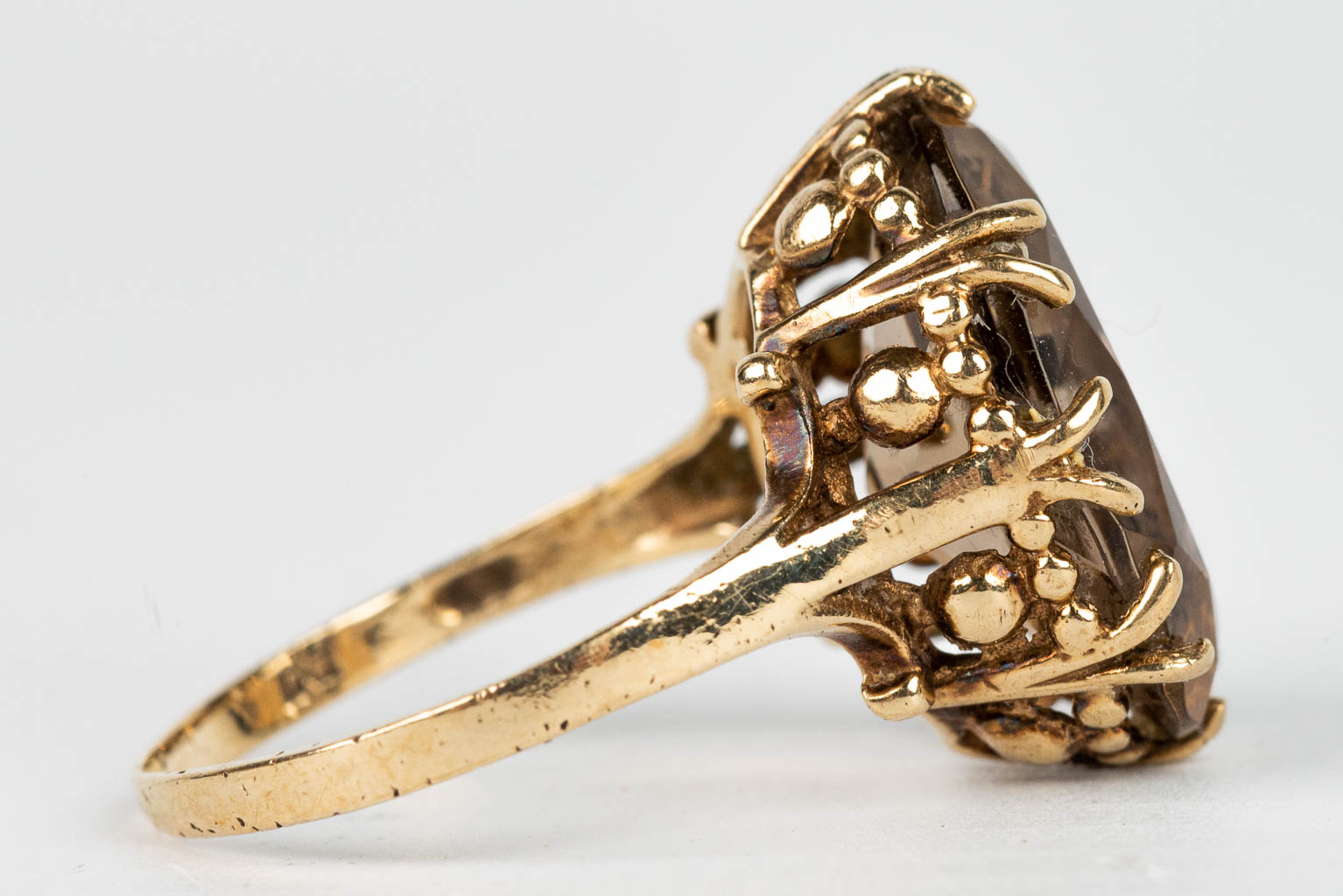 Een ring met bruine natuursteen gemaakt uit 9 karaats geel goud. 