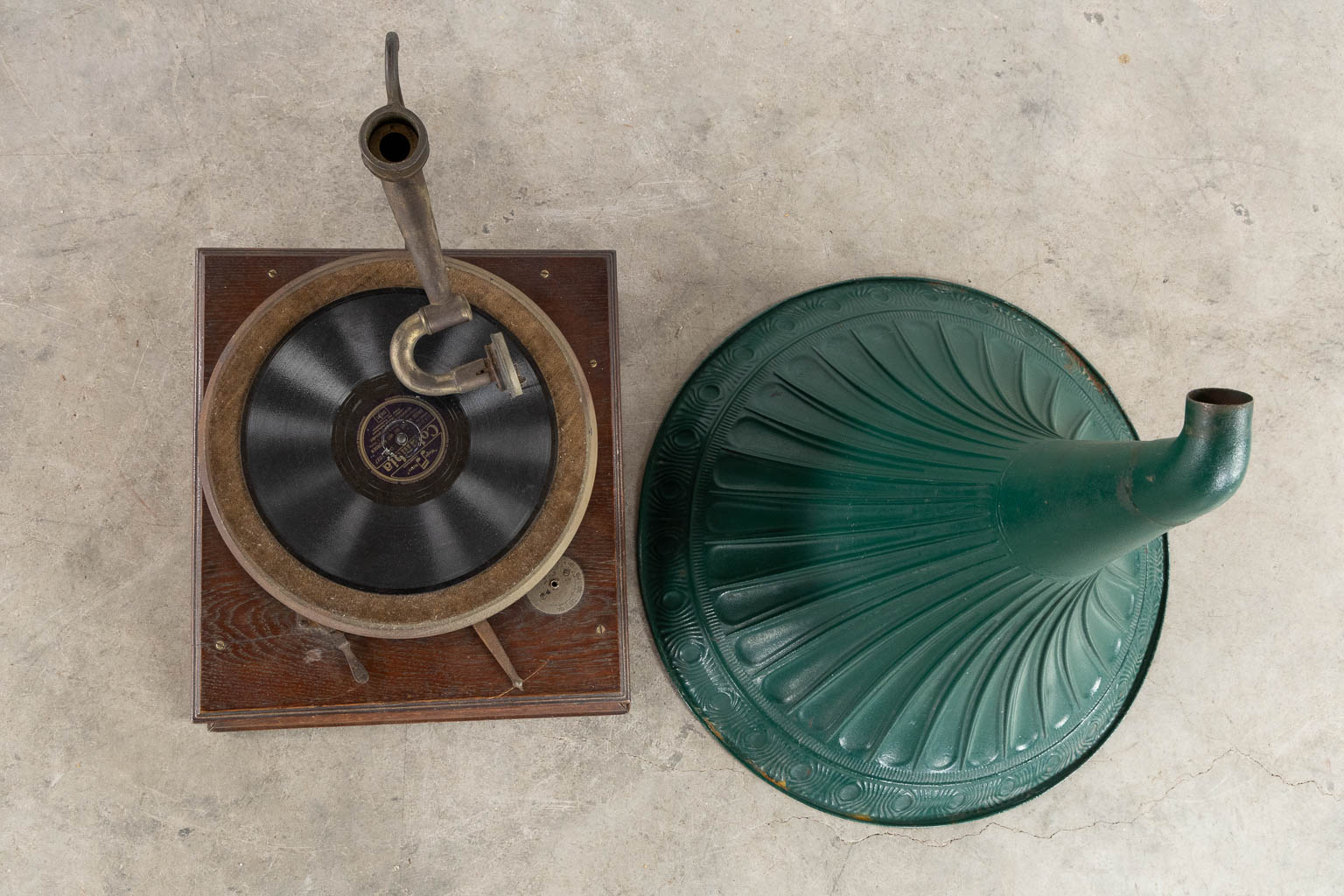 An antique and decorative Grammophone. (L:68 x W:56 x H:77 cm)