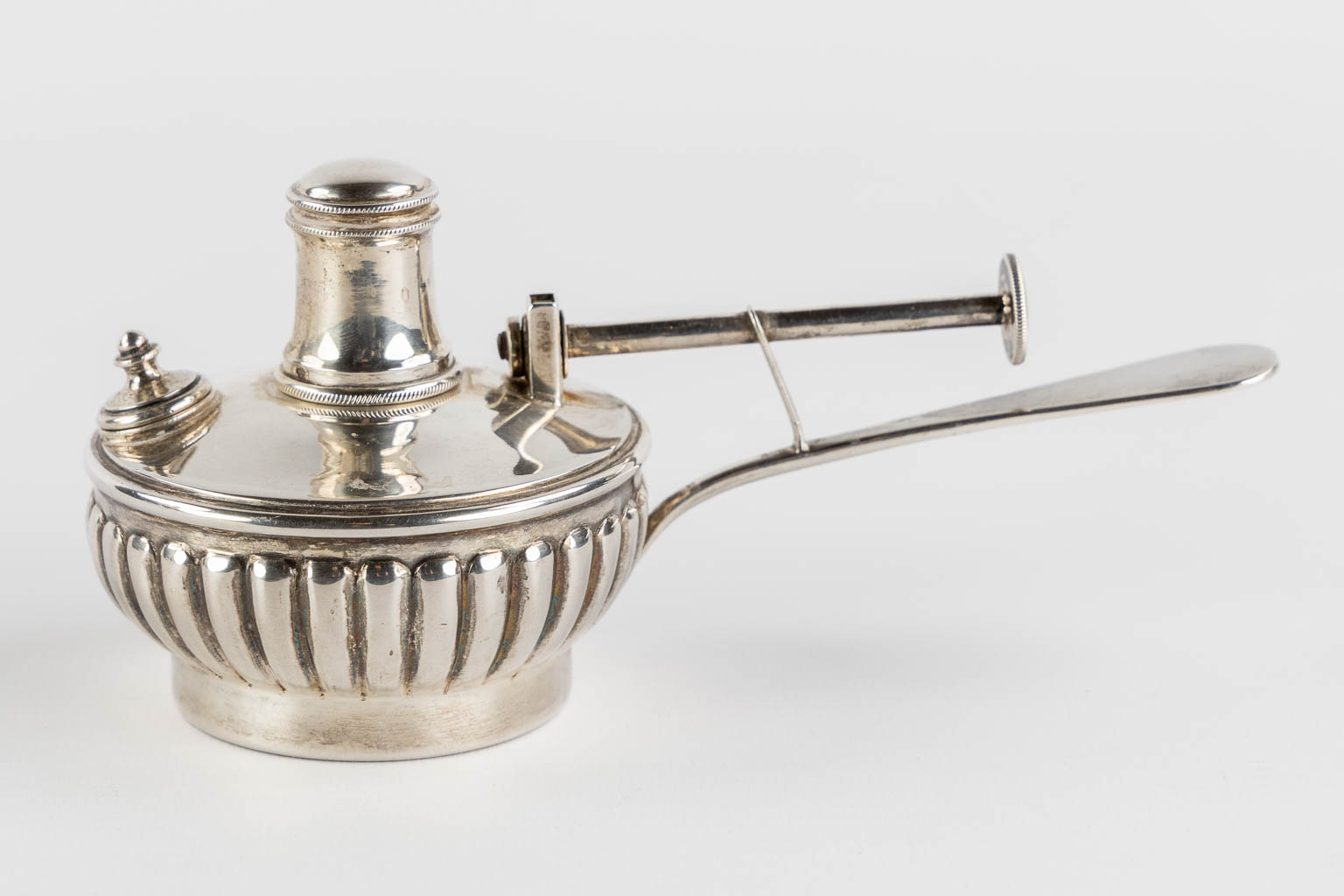 A coffee pot, inkpot and ink blotter, Sweden, silver. 1,815kg. (L:15 x W:25 x H:35 cm)