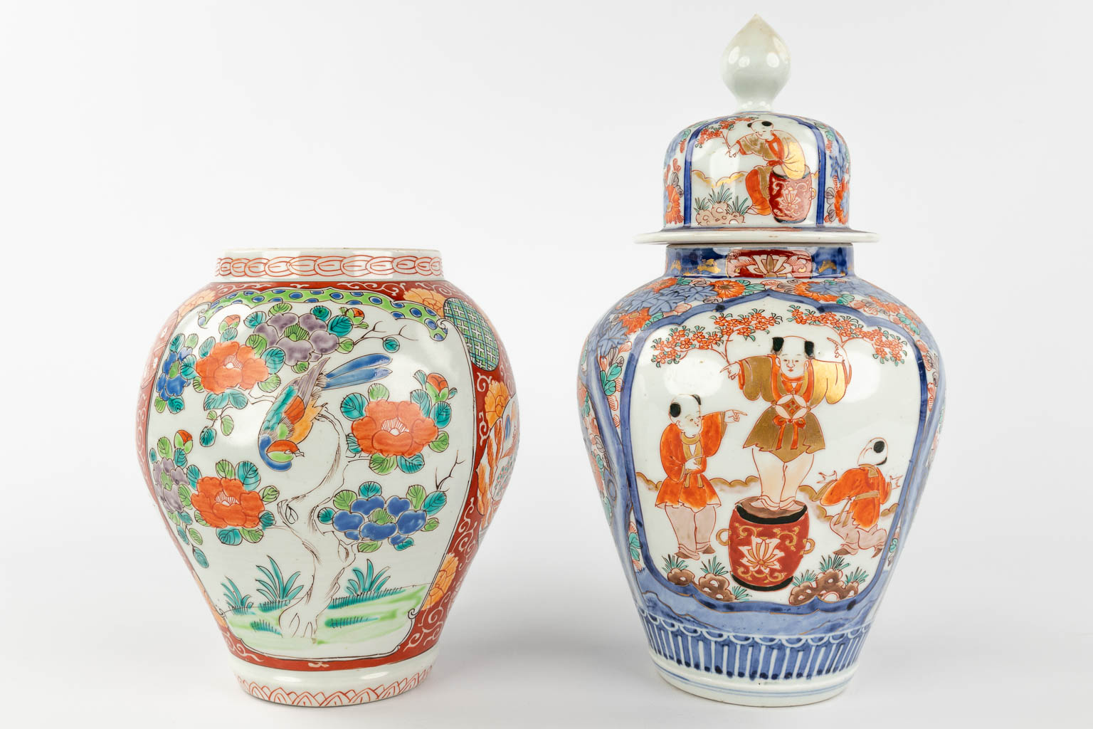 Een samengestelde collectie Japans Imari en Kutani porselein, 19de/20ste eeuw. (H: 35 x D: 19 cm)