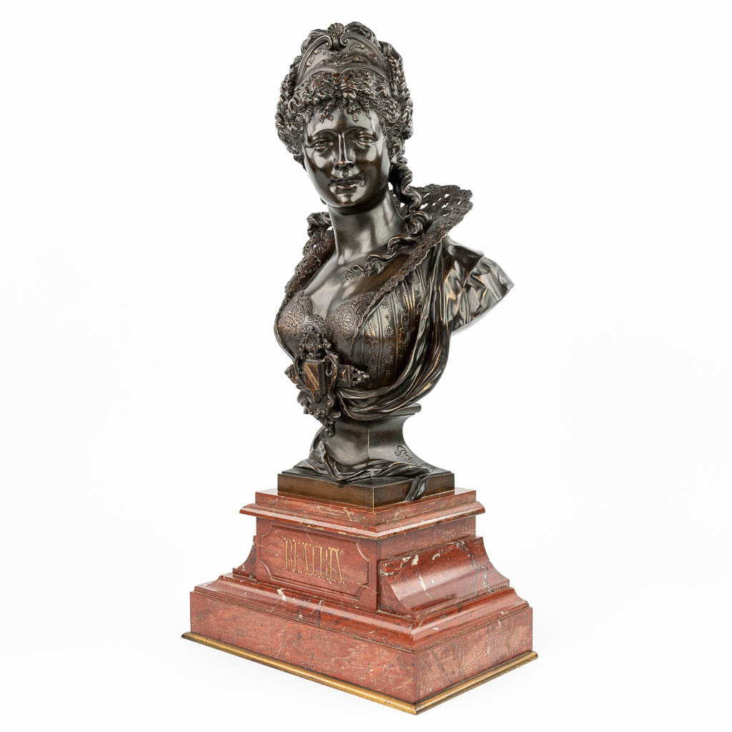 Paul DUBOIS (1829-1905) 'Beatrix' een bronzen buste gemonteerd op een rode marmer sokkel. (H:59cm)