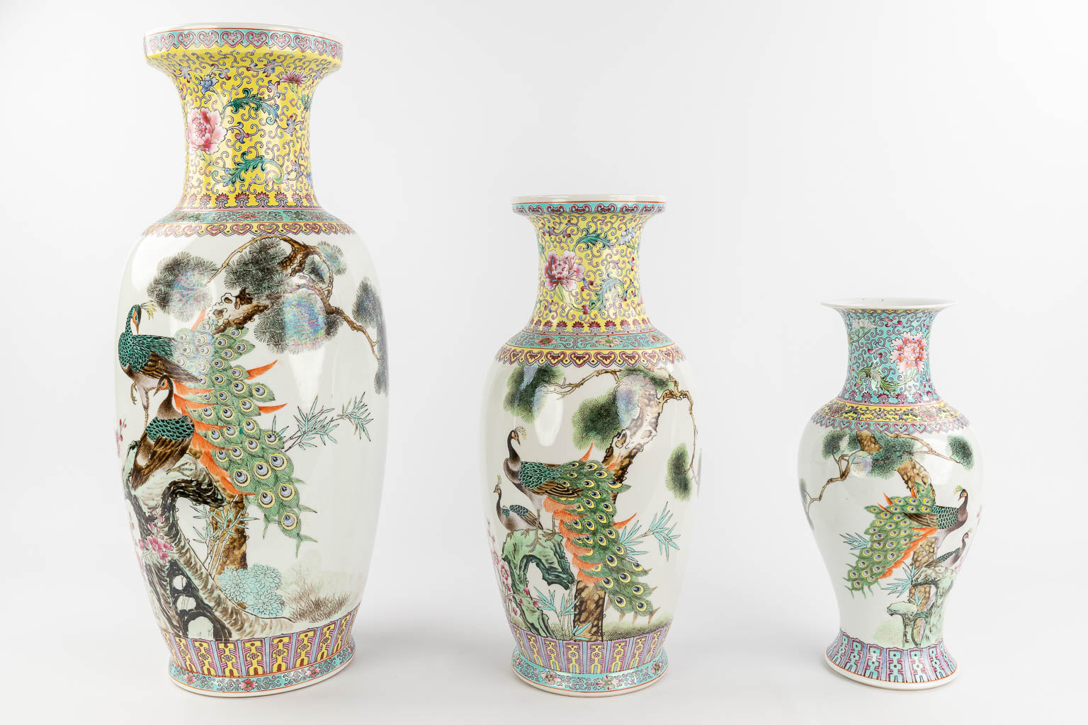Een collectie van 3 Chinese vazen met decor van pauwen, 20ste eeuw. (H: 62 x D: 24 cm)