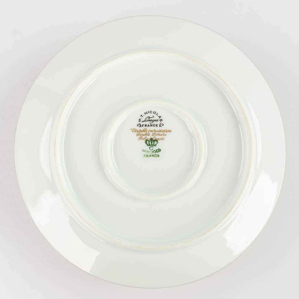 Limoges France, a 99-piece porcelain dinner and coffee service. (D:24,5 x W:30 x H:16 cm)