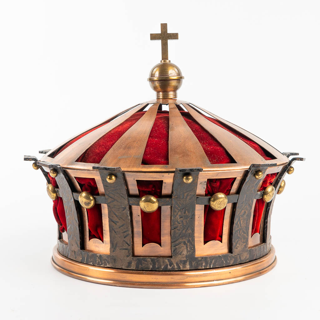 A large crown made of copper and metal. 20th century. (H:34cm)