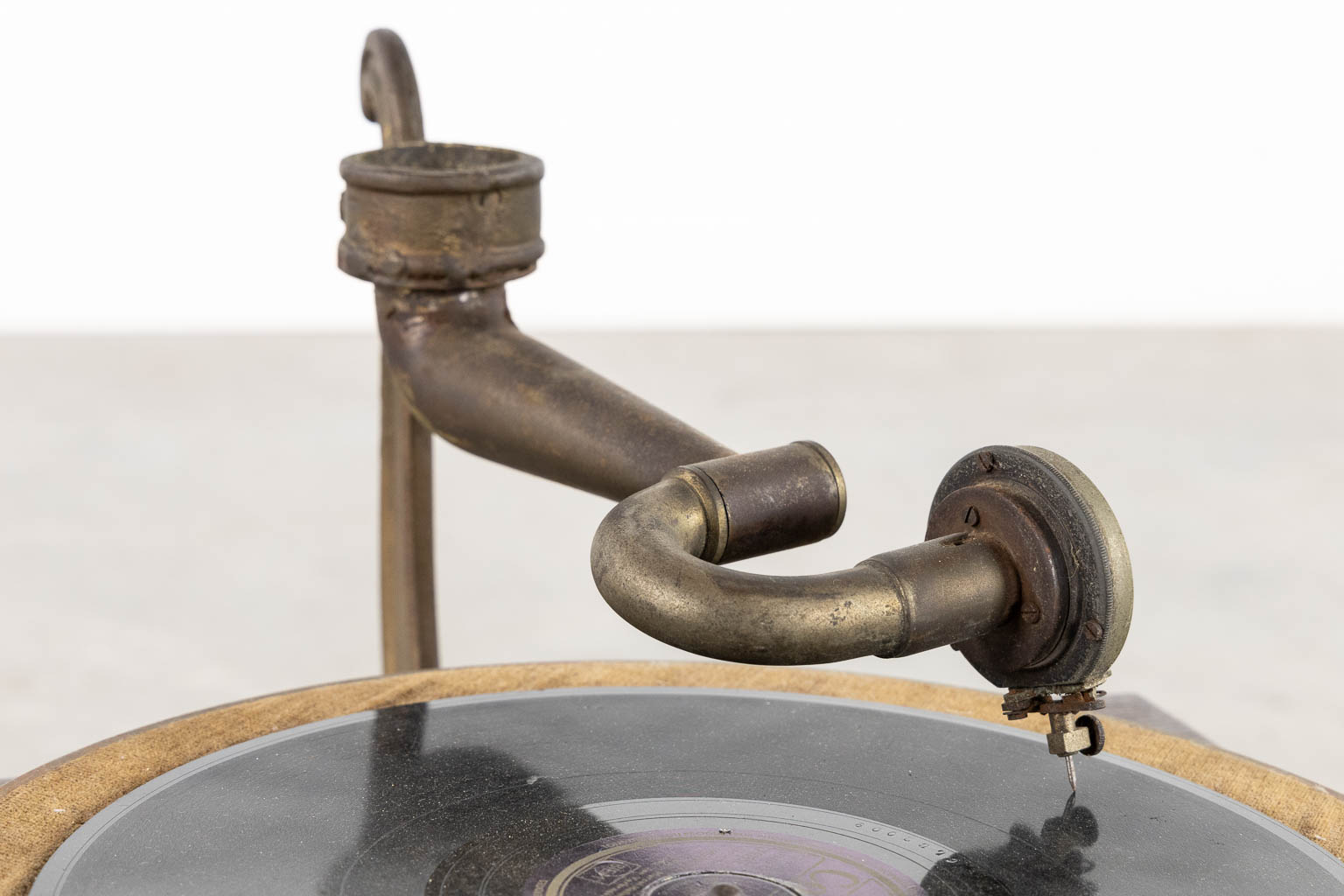 An antique and decorative Grammophone. (L:68 x W:56 x H:77 cm)