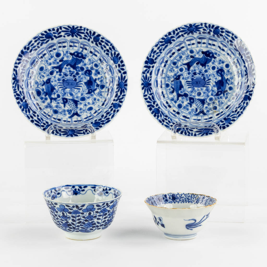  Een paar Chinese borden, en kommen, blauw-wit decor 'Baars en Krab', 19de eeuw.