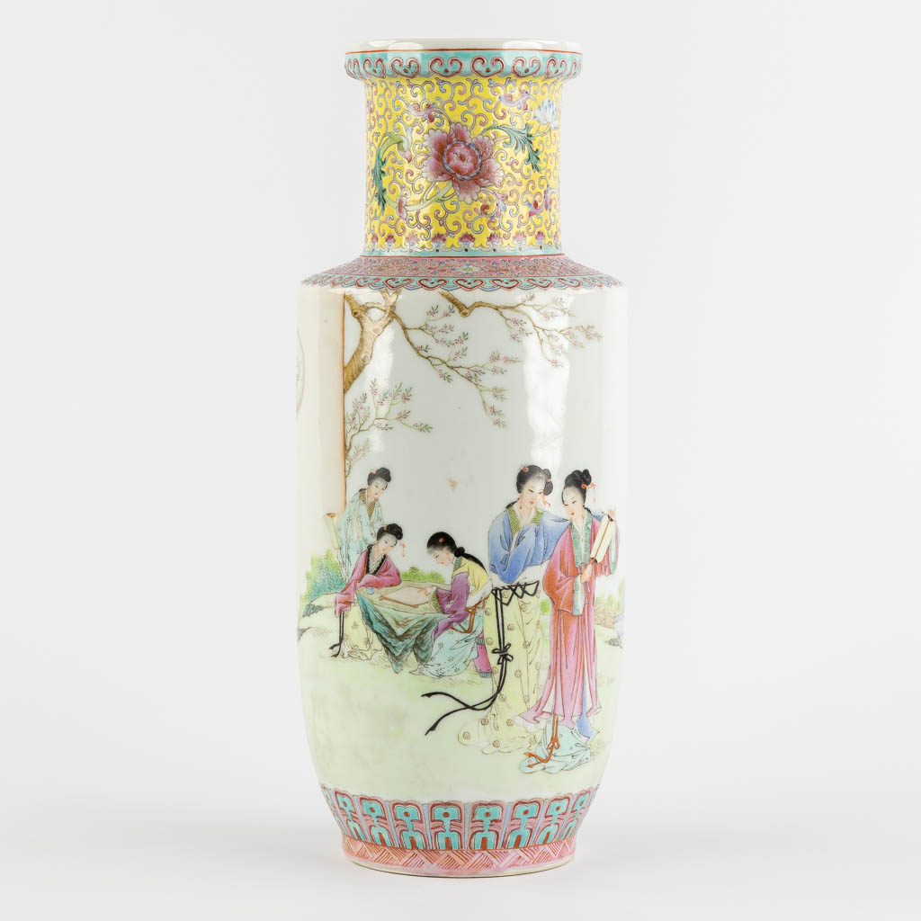  Een Chinese vaas met een fijn decor van hofdames. 20ste eeuw. (H:35 x D:14 cm)