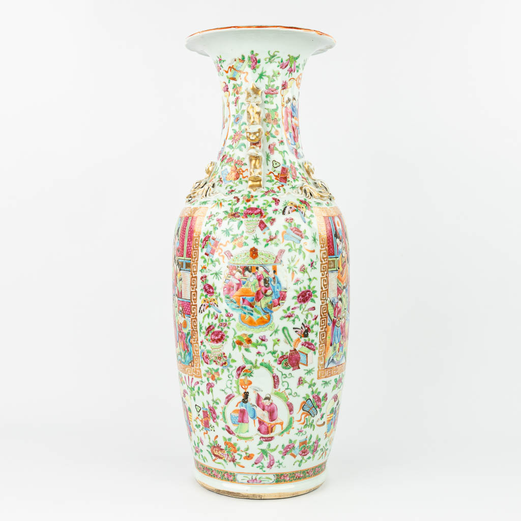 A Chinese Canton vase made of porcelain and decorated with salamanders and images of the emperor. (H:63,5cm)