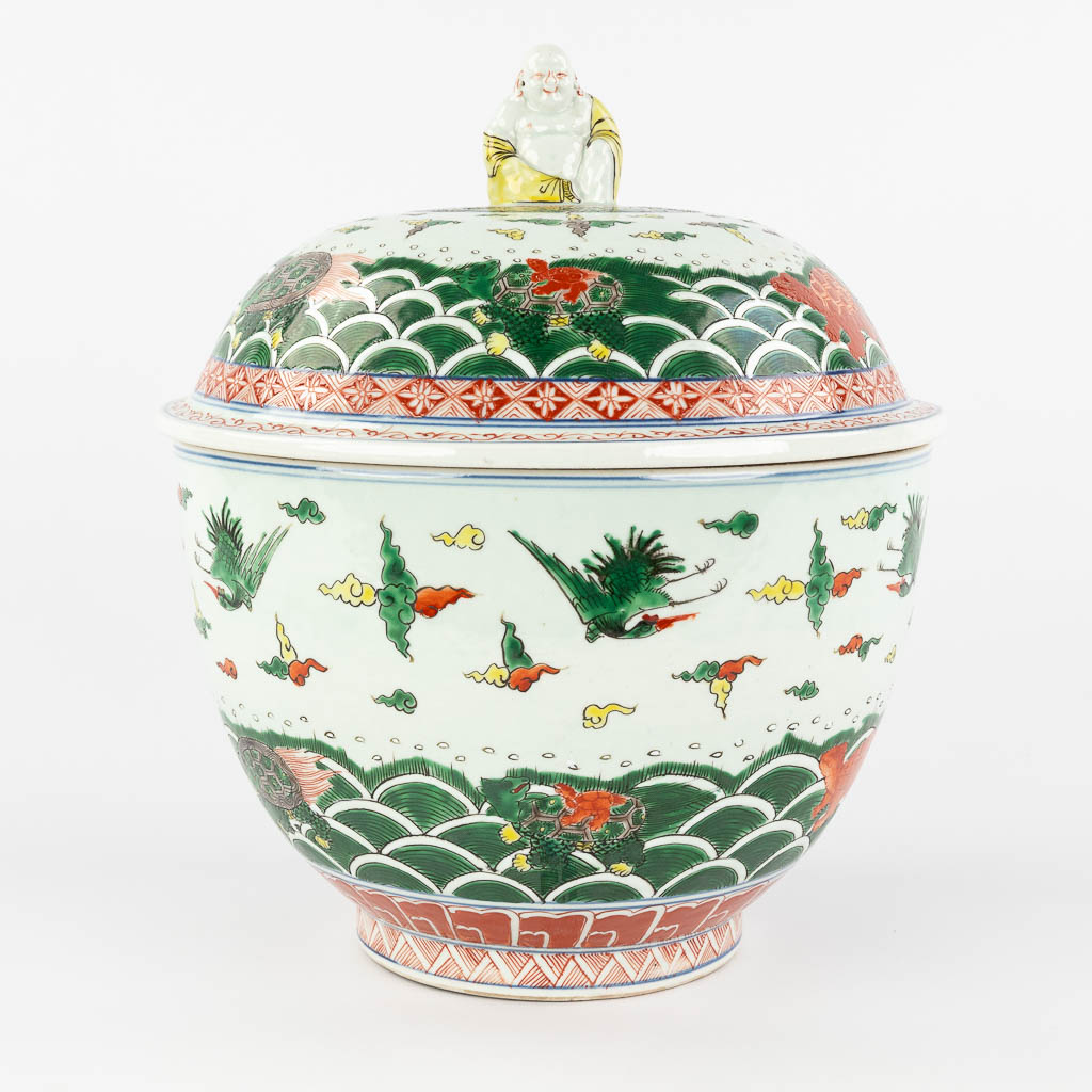  A Chinese Famille Verte pot with a lid, decorated with cranes and tortoises. 19th/20th century. 