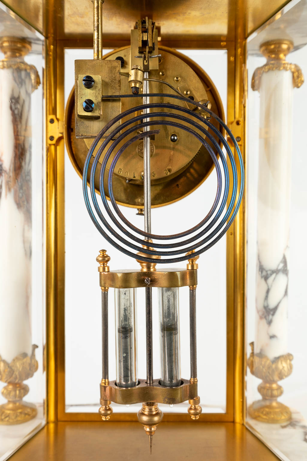 Een driedelige schouwgarnituur, bestaande uit een klok met cassolettes. 19de eeuw. (D:19 x W:38 x H:51 cm)