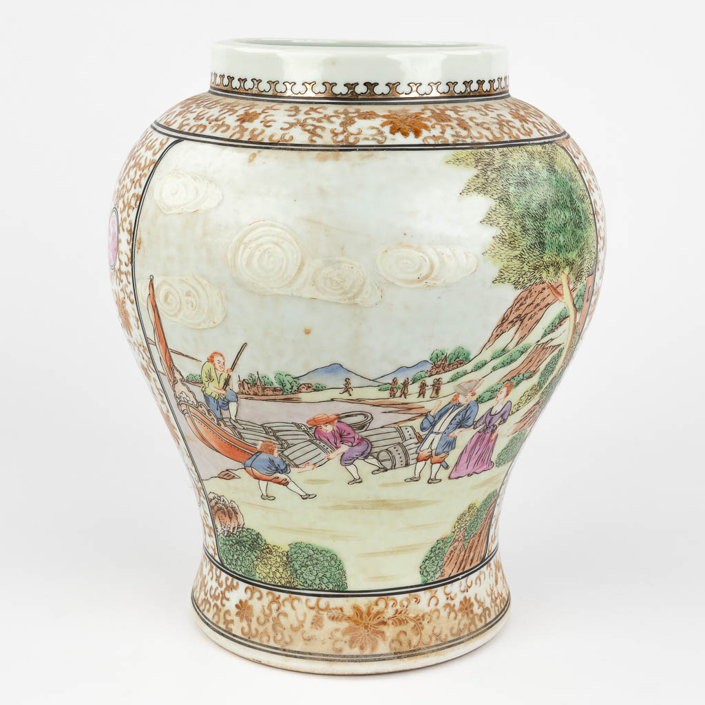 A Chinese vase with landscape decor and figurines for the European market. 19th/20th C. (H: 30 x D: 24 cm)
