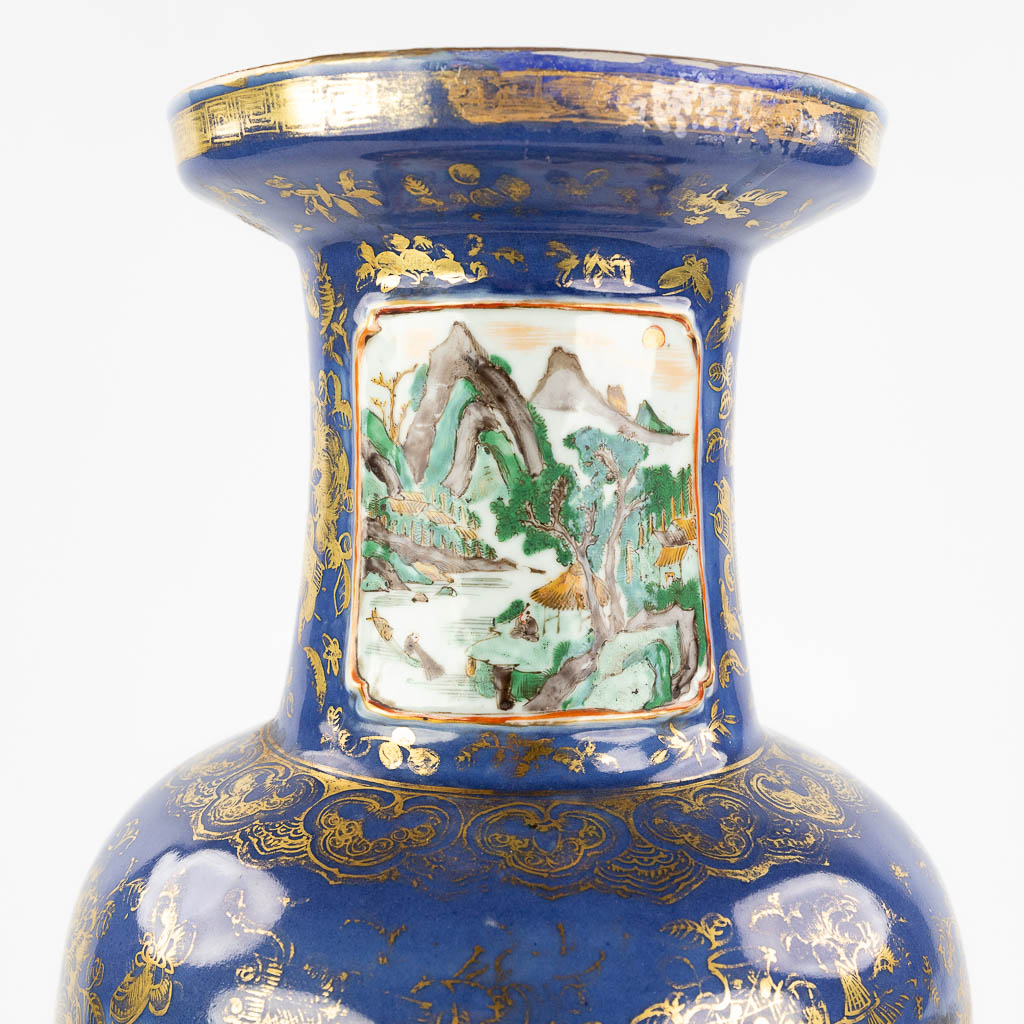 Een Chinese vaas met blauw decor van krijgers en de keizer. 19de eeuw. (H: 60,5 x D: 22 cm)