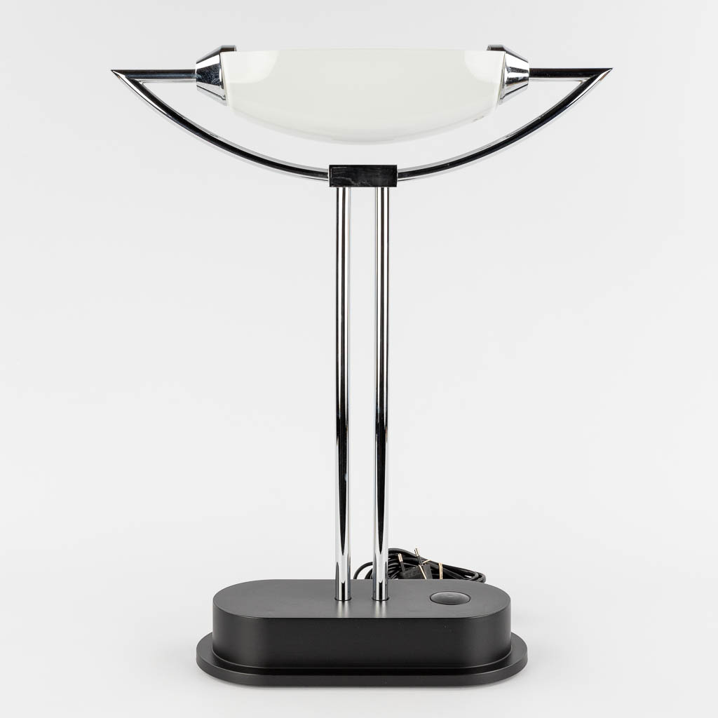 Putzler, Duitsland, een tafellamp. Metaal en glas. Laat 20ste eeuw. (W:55 x H:46 cm)