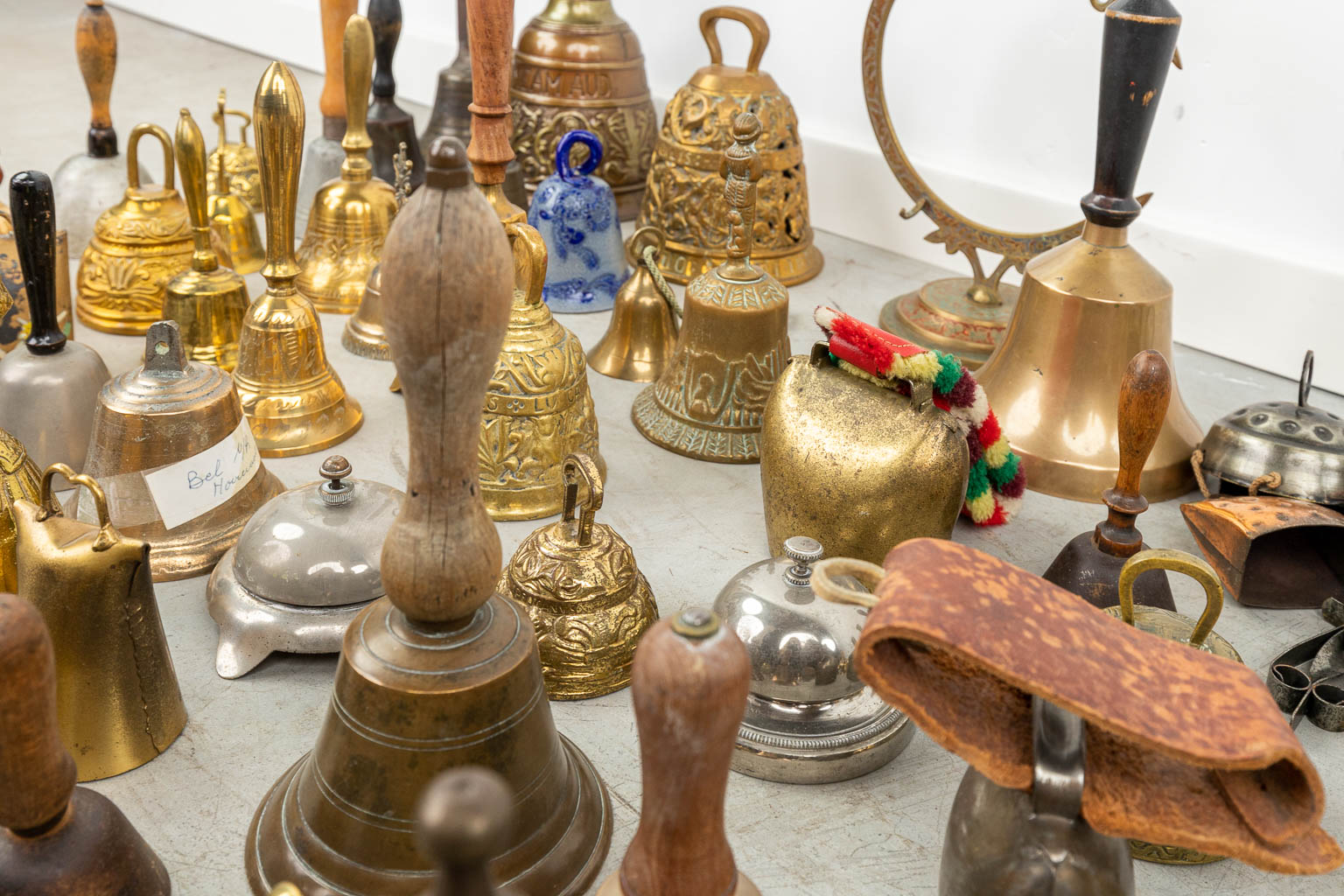 Een grote collectie tafelbellen gemaakt uit brons en metaal. 