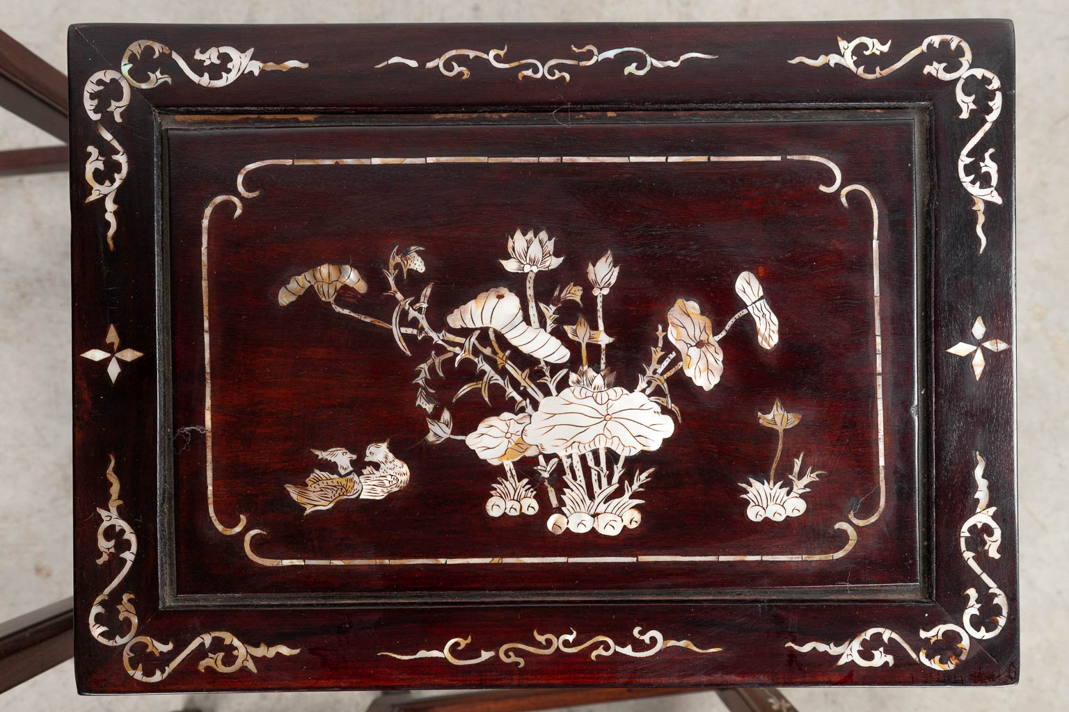 Een collectie cigogne bijzettafels ingelegd met parelmoer in Oosterse stijl. (H:66cm)