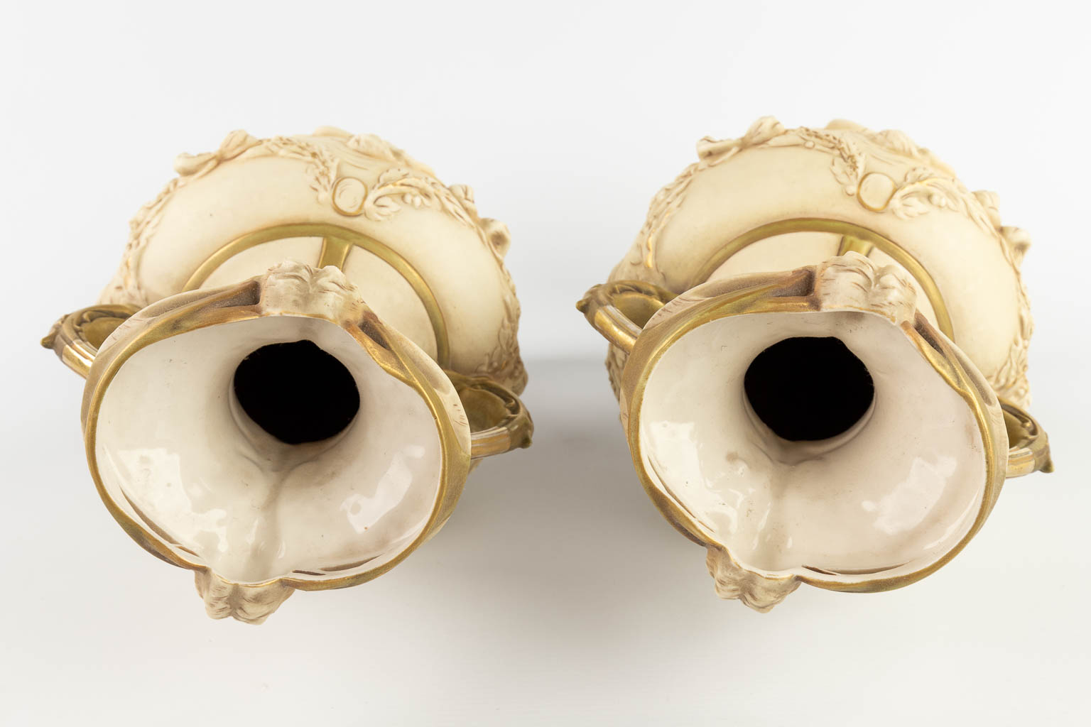 Royal Dux, een driedelige schouwgarnituur bestaande uit een romantische voorstelling en een paar vazen. (L:20 x W:28 x H:43 cm)