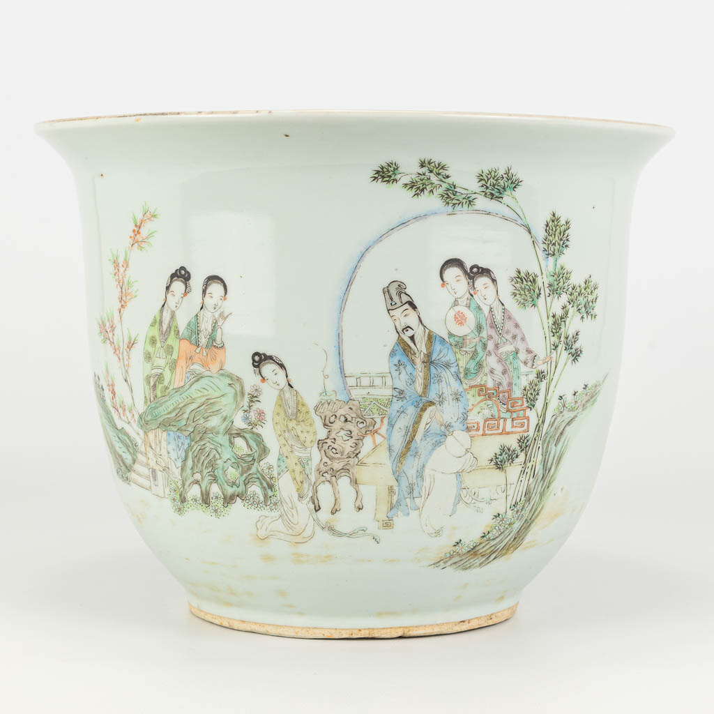 A cache-pot made of Chinese porcelain and decorated with ladies.