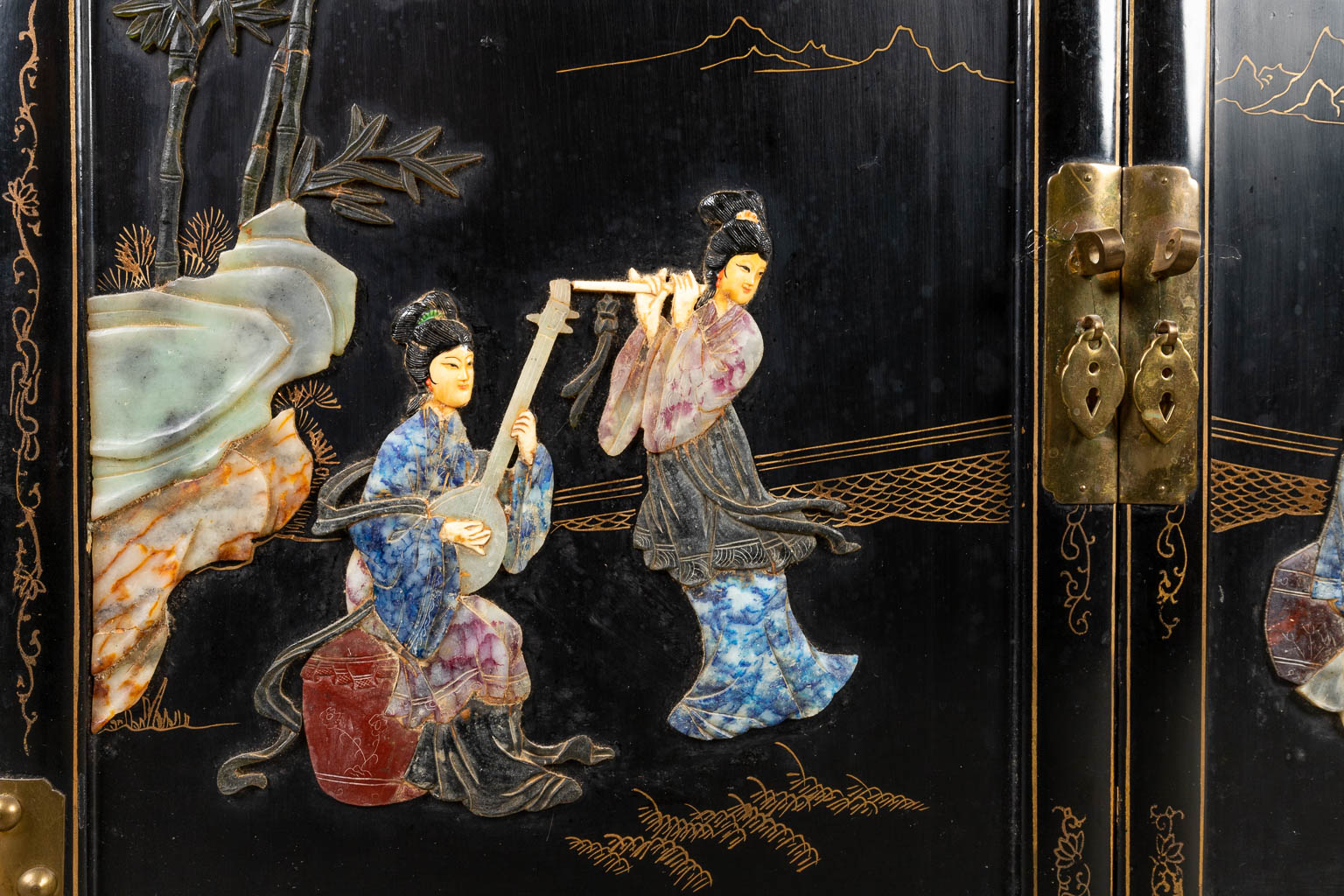 Een Chinese vitrinekast in Oosterse stijl en afgewerkt met hardsteen. (H:148cm)
