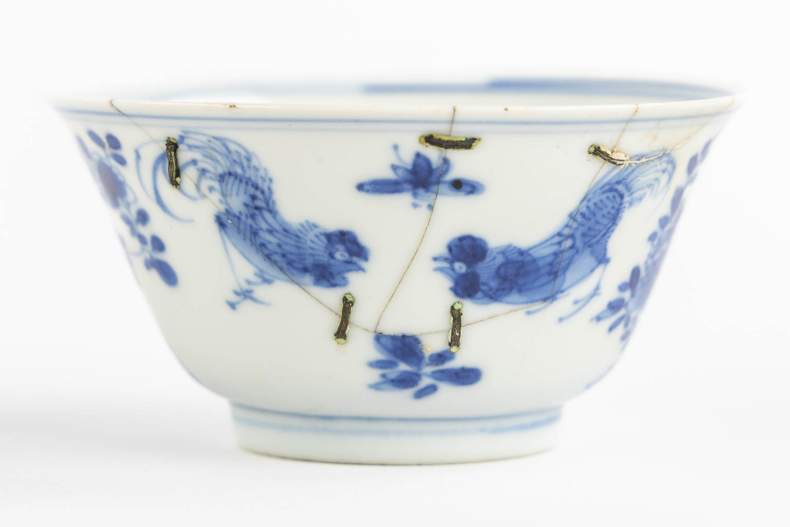 Seven cups and a saucer, Chinese porcelain, Kangxi, Yongzheng and Qianlong period. 18th C. (H:4,5 x D:8,7 cm)