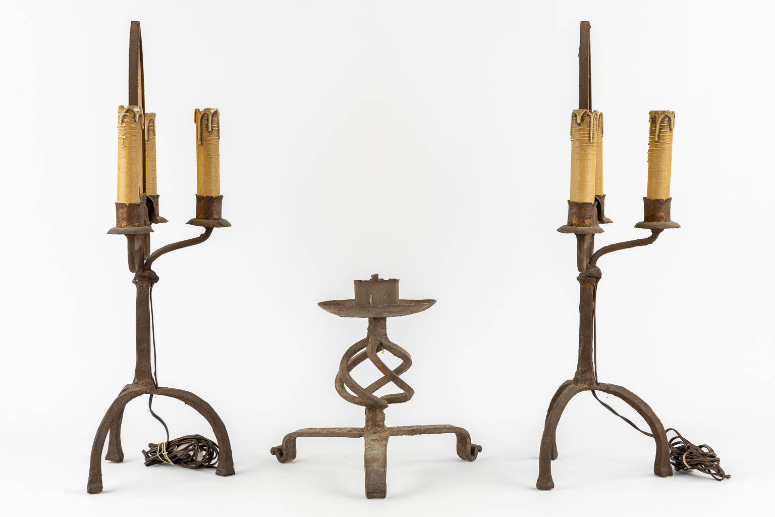 Een paar smeedijzer tafellampen in Neogotische stijl. Bijgevoegd een kandelaar. (H:63 cm)