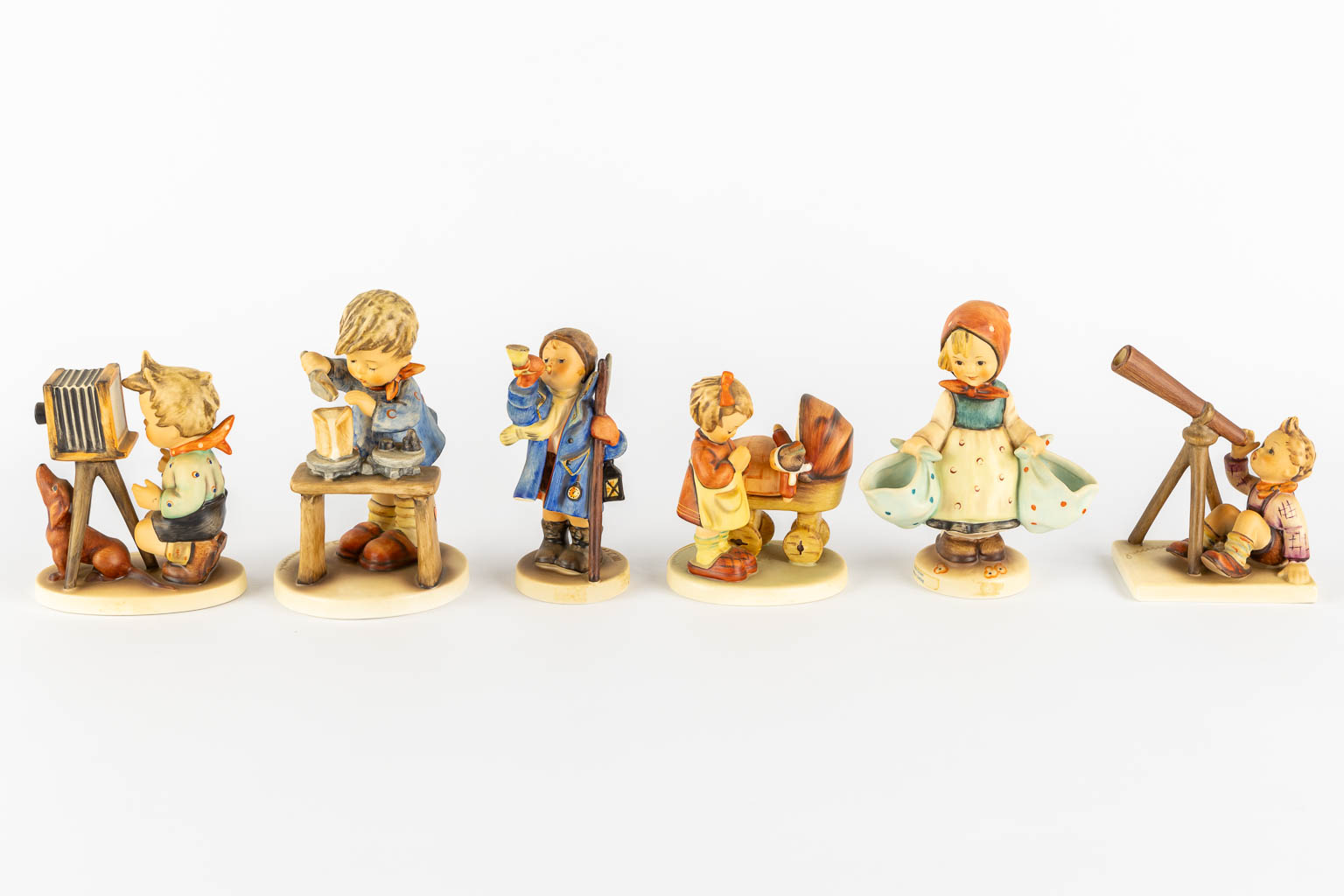 Hummel, 12 figurines, polychrome porcelain. (H:15,5 cm)