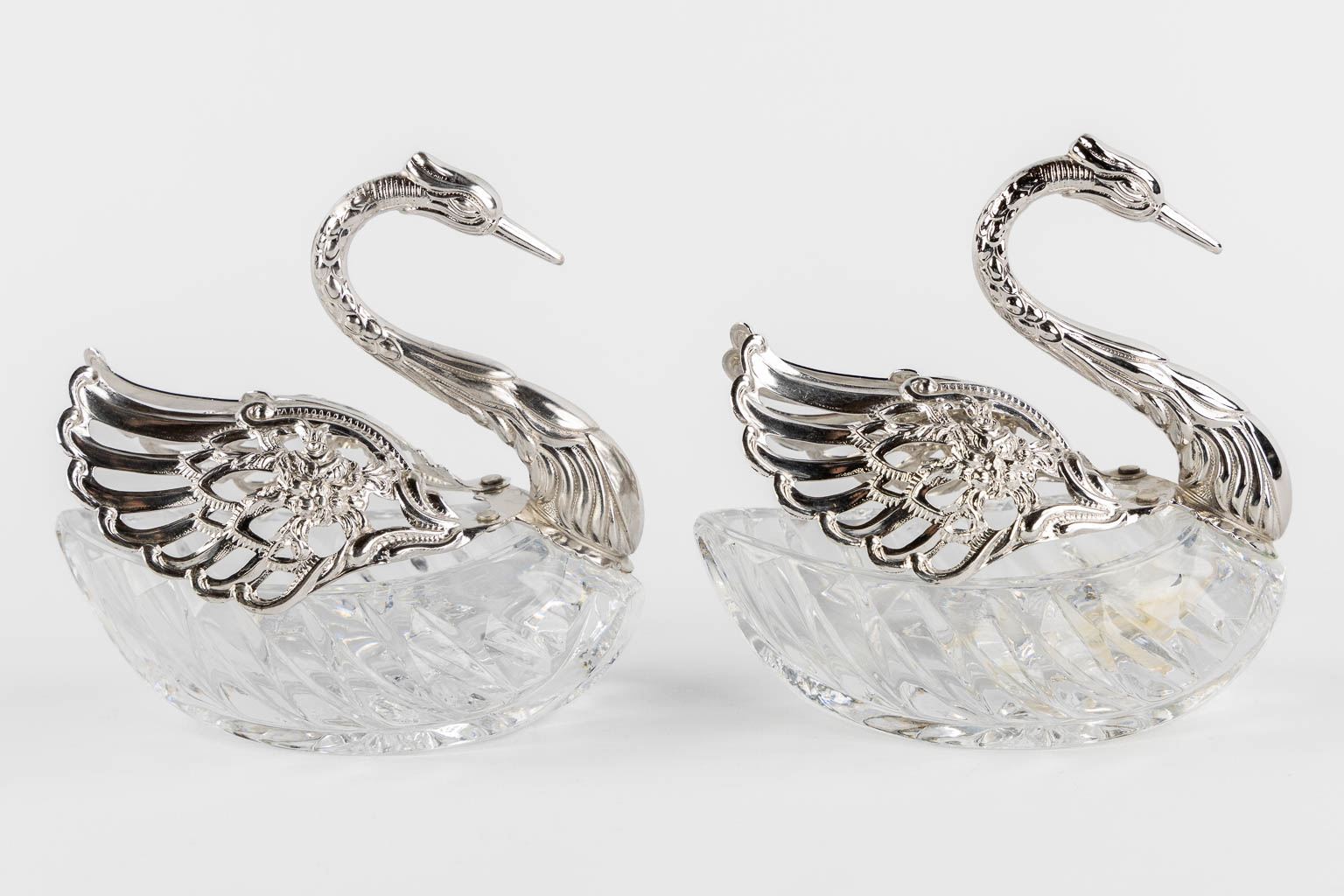 A large collection of silver and silver-plated objects, table accessories and serving ware. (L:16 x W:37 x H:12,5 cm)