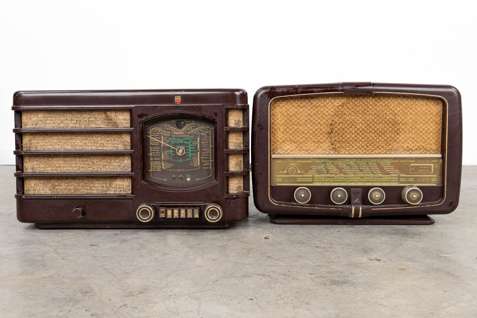 Een collectie van 2 antieke radio