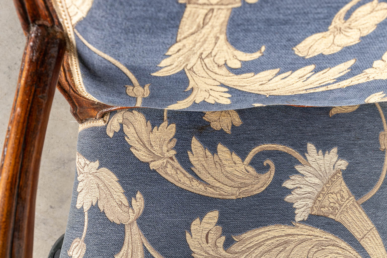Een armzetel gemaakt in Lodewijk XV stijl en bekleed met stof, periode 1800. (H:96cm)