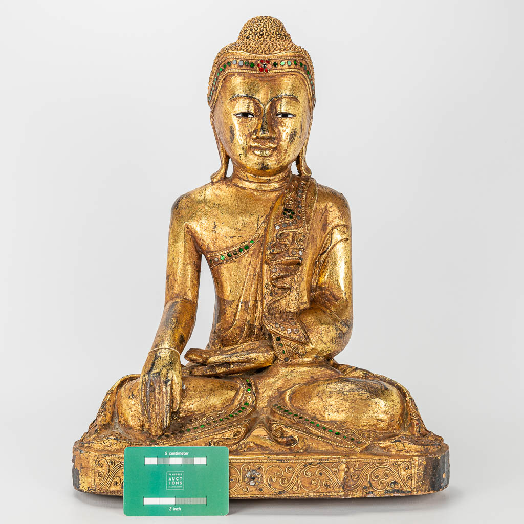 Een Oosterse houten en gesculpteerde Boeddha.