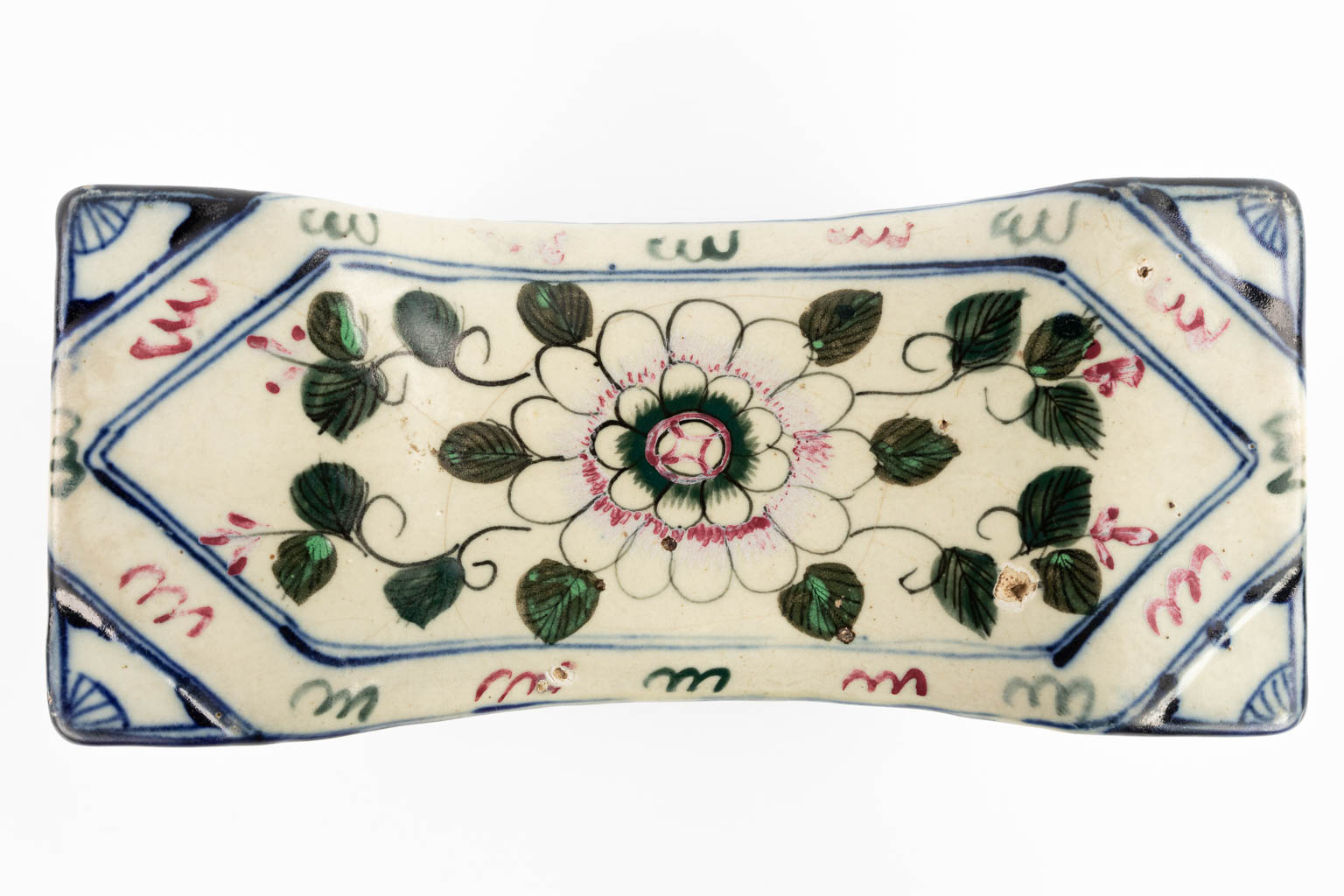 A Chinese pillow, polychrome porcelain, 18th/19th C. (D:11 x W:24 x H:12 cm)