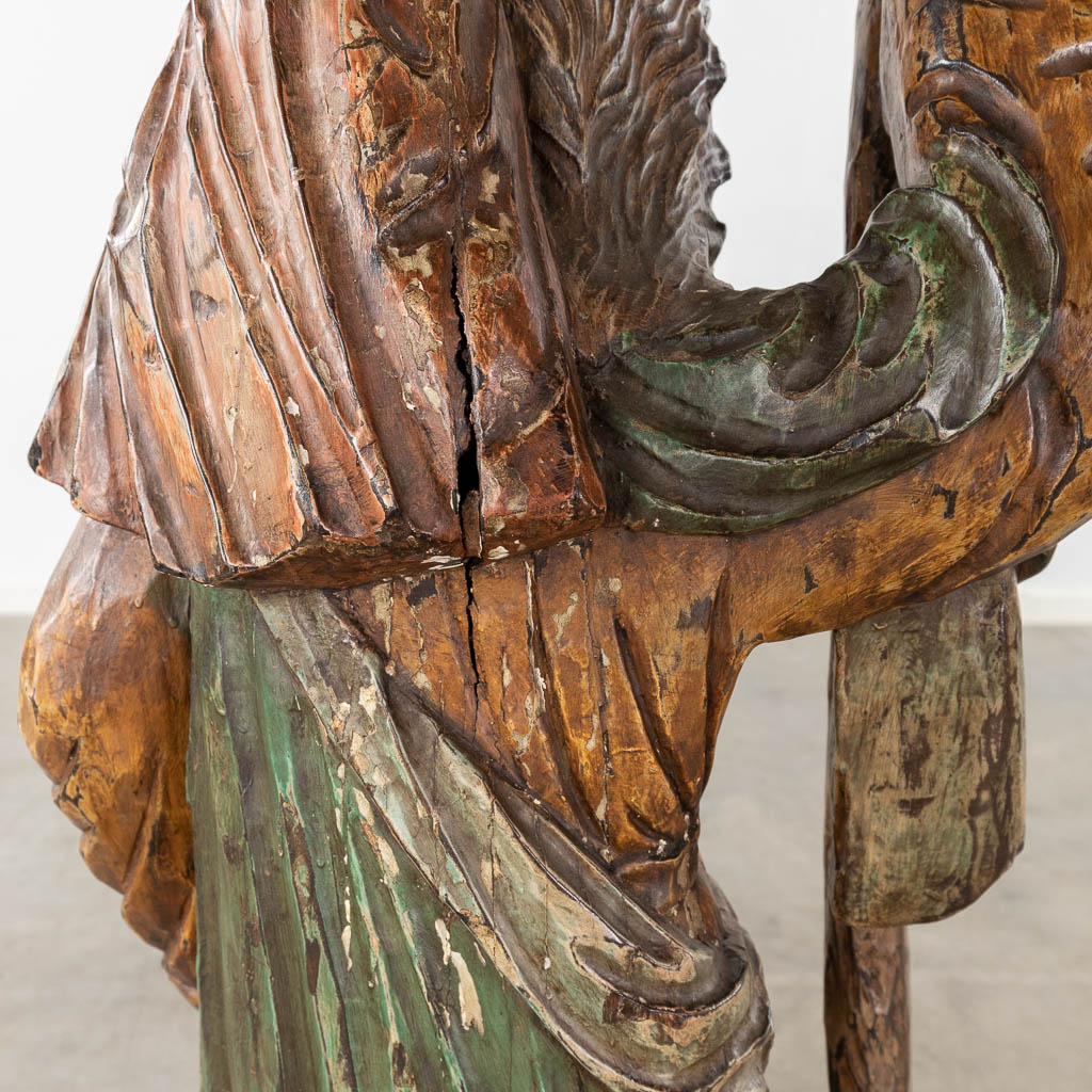 Een groot houtgesculpteerd beeld van Heilige Christopher. Circa 1900. (D:35 x W:40 x H:127 cm)