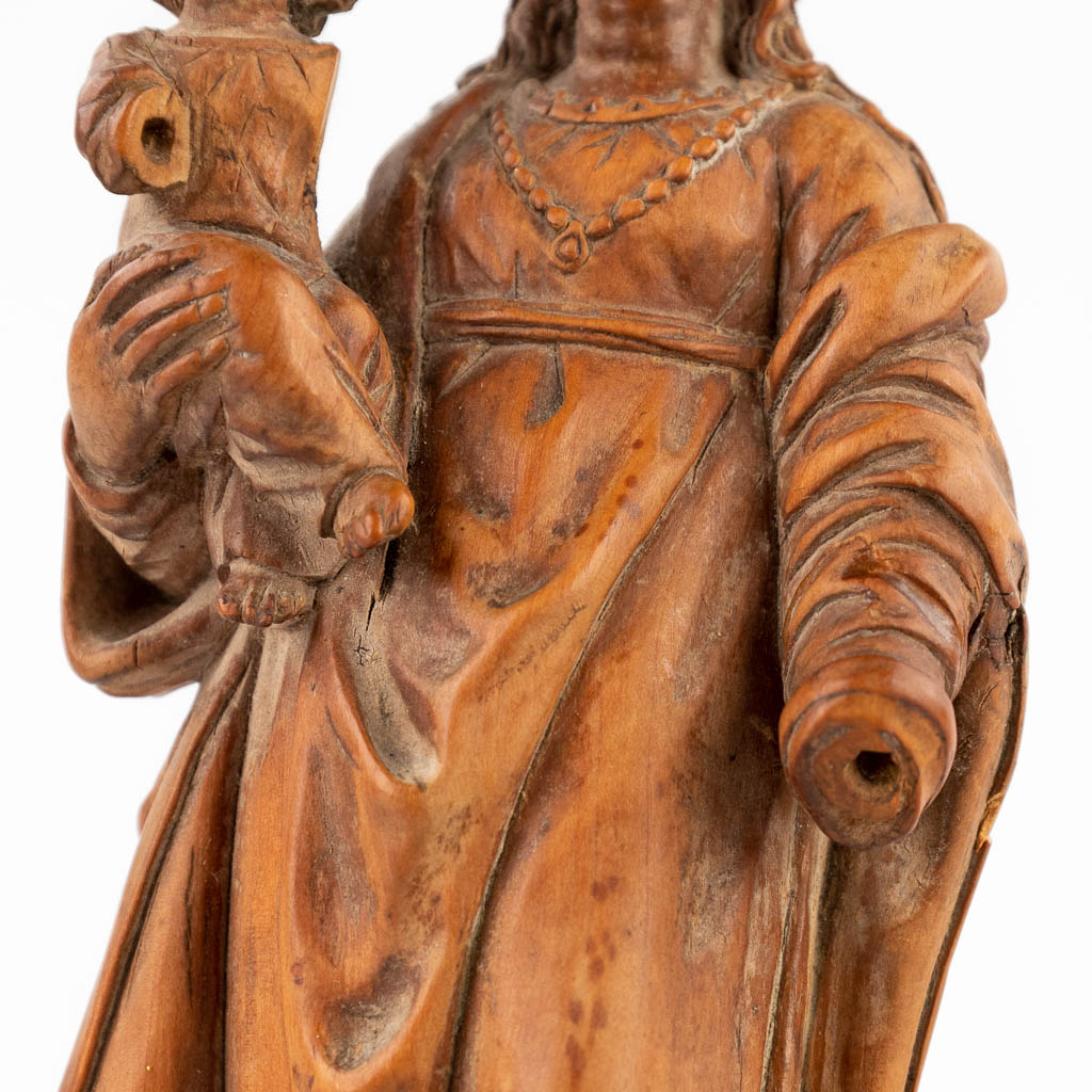An antique wood sculptured Madonna with Child, 16th C. (D:3,5 x W:6 x H:16 cm)
