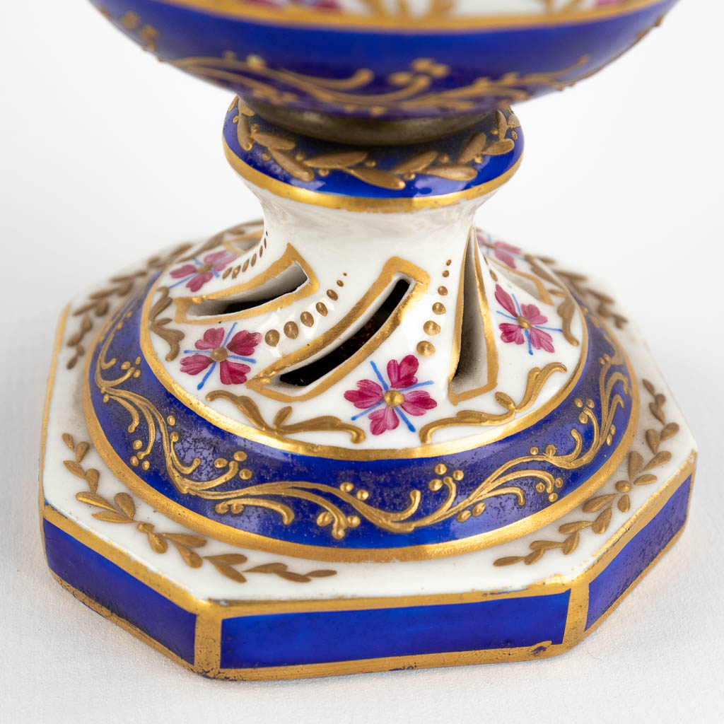 A pair of vases, Sèvres porcelain, 19th C. (L: 11 x W: 14 x H: 20 cm)