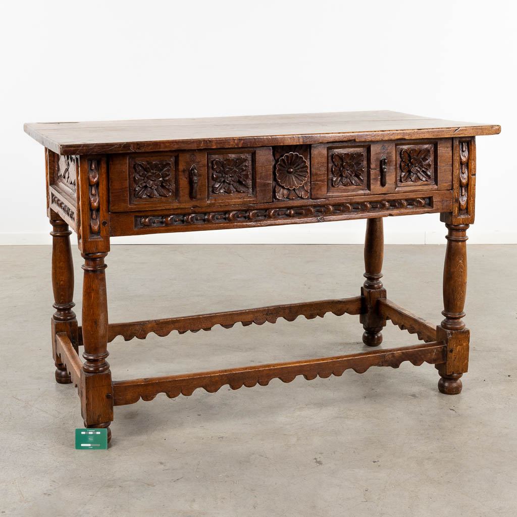 Een antieke "Table De Milieu", gesculpteerd hout. Spanje 18de eeuw. (D:72 x W:127 x H:82 cm)