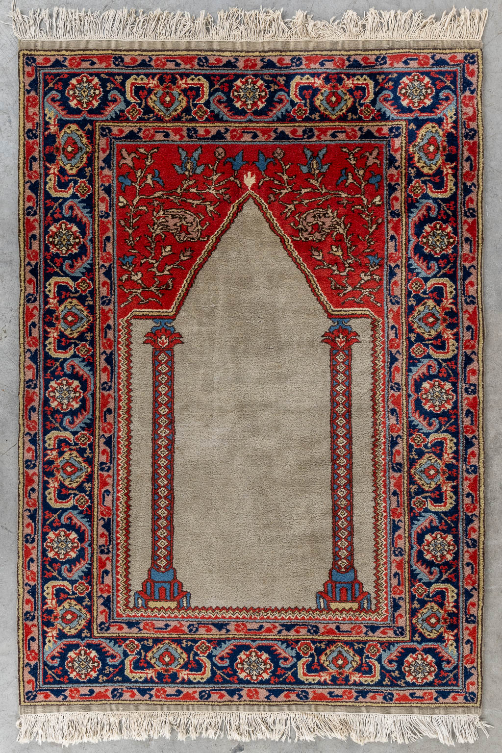 Lot 205 Een Oosters handgeknoopt tapijt, Kayseri. (L:180 x W:128 cm)