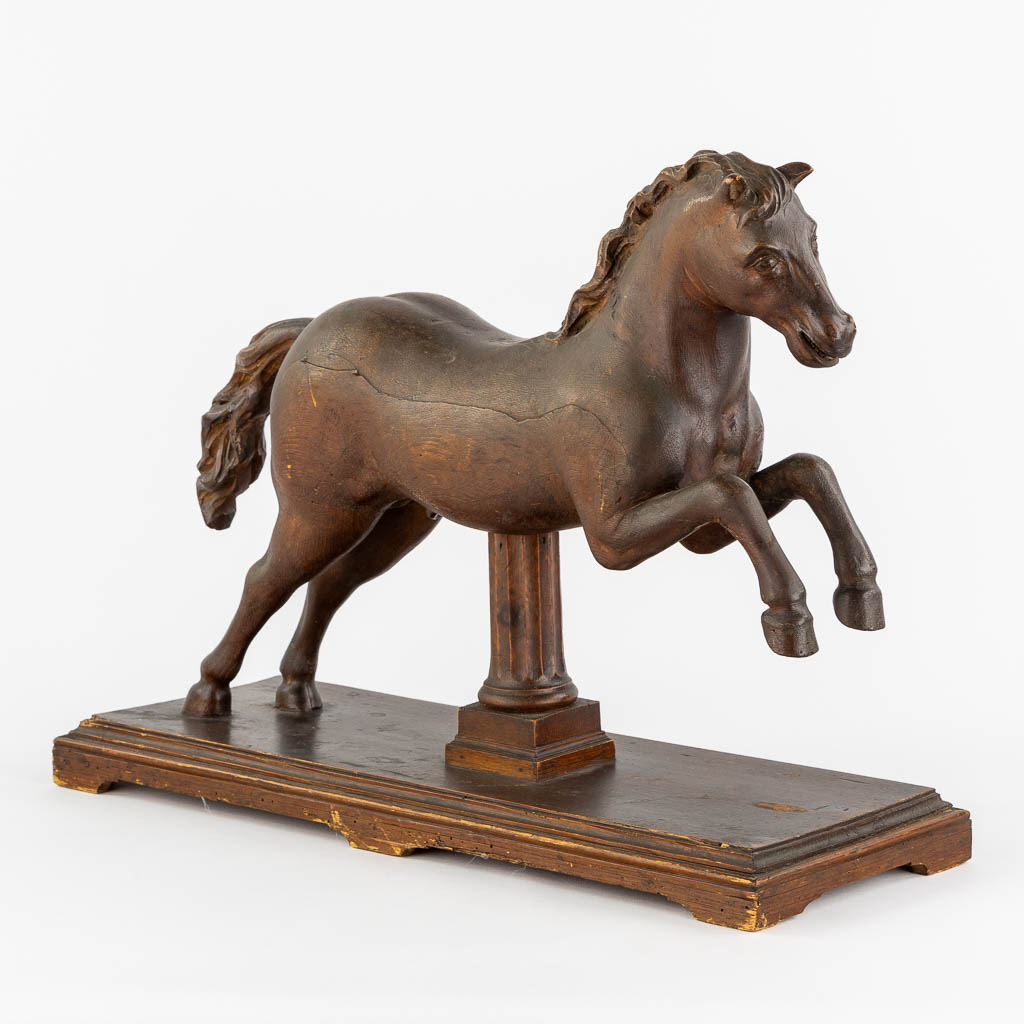  Een decoratieve houtsculptuur van een paard. Circa 1900.